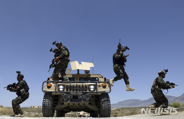 [카불=AP/뉴시스] 5월9일 아프가니스탄 병사들이 수도 카불 군기지 주변을 순찰하고 있다. 2021.06.19.