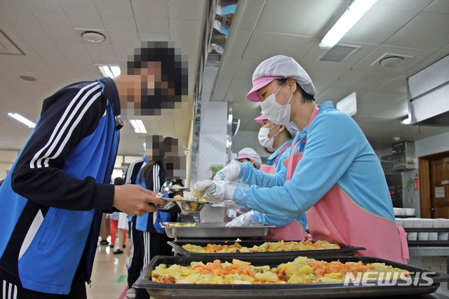 [세종=뉴시스]배식을 받고 있는 어진중학교 학생. 2021.05.28. ssong1007@newsis.com