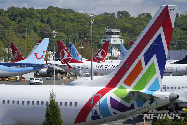 [시애틀= AP/뉴시스] 잇딴 대형추락사고로 미국 연방항공청(FAA)에 의해 운항중지 명령이 내려진 보잉 737맥스 기종의 각국 항공기들이  시애틀 부근 보잉 본사 계류장에 모여있다.     