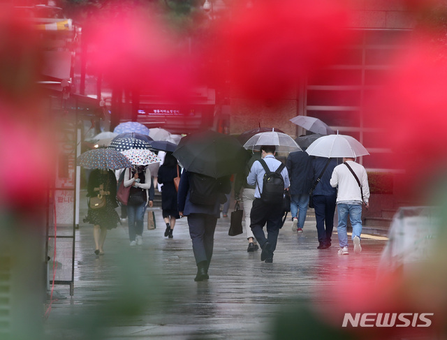 [서울=뉴시스]조수정 기자 = 비가 내리는 지난 5월28일 오전 서울 중구 을지로에서 시민들이 우산을 들고 출근길 발걸음을 재촉하고 있다. 2021.05.28. chocrystal@newsis.com