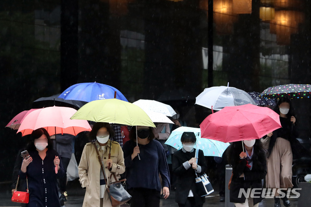 [서울=뉴시스]고승민 기자 = 전국에 많은 비가 내린 지난달 28일 서울시청 인근 도로에서 우산을 쓴 직장인들이 출근하고 있다. 2021.05.28. kkssmm99@newsis.com