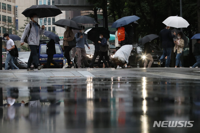[서울=뉴시스]고승민 기자 =  전국에 많은 비가 내린 지난달 28일 서울시청 인근 도로에서 우산을 쓴 직장인들이 출근하고 있다. 2021.05.28. kkssmm99@newsis.com