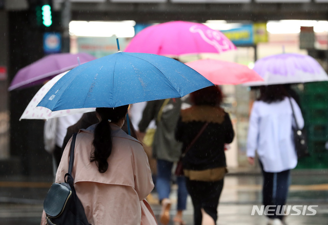 [서울=뉴시스]고승민 기자 = 지난 28일 서울시청 인근 도로에서 우산을 쓴 직장인들이 출근하고 있다. 2021.05.28. kkssmm99@newsis.com