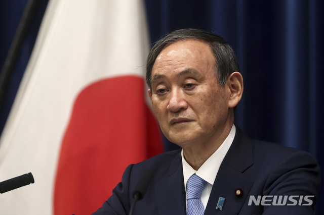 [도쿄=AP/뉴시스]지난달 28일 스가 요시히데 일본 총리가 총리 관저에서 기자회견을 가지고 있다. 2021.06.10.