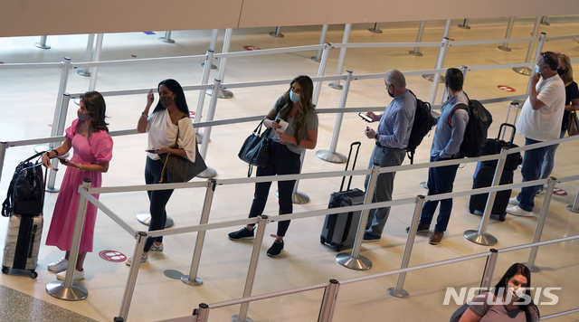 [댈러스=AP/뉴시스] 28일(현지시간) 미국 텍사스주 댈러스 러브 필드 공항에서 여행자들이 줄을 서 있다. 2021.05.30. 