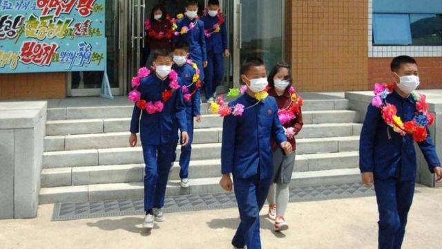 [서울=뉴시스]북한 관영 조선중앙통신이 지난 27일 약 700명의 북한 고아들이 국영 광산과 공장,농장, 산림 등에서 노동을 자원하고 있다며, 이를 "국가를 위한 지혜와 용기"라고 추켜세우고 있다고 BBC가 29일(현지시간) 보도했다. <사진출처 : BBC> 2021.5.30 