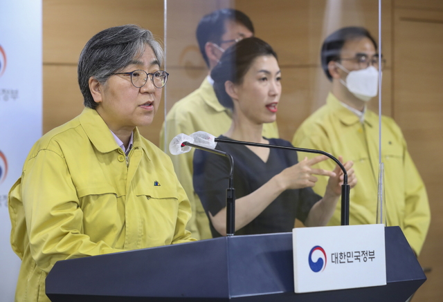 [서울=뉴시스] 정은경 질병관리청장 겸 코로나19 예방접종대응추진단장이 30일 오후 정부서울청사에서 코로나19 브리핑을 하고 있다. (사진=질병관리청 제공) 2021.05.30. photo@newsis.com