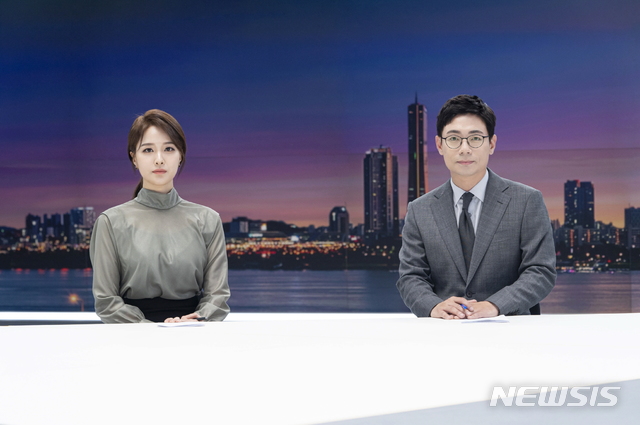 [서울=뉴시스]JTBC '뉴스룸'을 진행하는 (왼쪽부터) 안나경 아나운서, 오대영 기자. (사진=JTBC 제공) 2021.05.31. photo@newsis.com