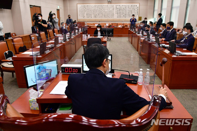 [서울=뉴시스]추상철 기자 = 31일 오전 서울 여의도 국회에서 열린 법제사법위원회 전체회의에 국민의힘 의원들이 불참한 가운데 박주민 위원장 직무대리가 더불어민주당 등 범여권 의원들과 김오수 검찰총장 후보자 인사청문보고서를 채택하고 있다. (공동취재사진) 2021.05.31. photo@newsis.com