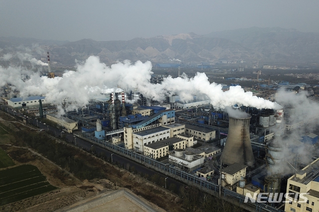 [허진(산시성)=AP/뉴시스] 중국의 한 석탄 화력발전소에서 연기가 뿜어져 나오고 있다. 2019.11.28. 
