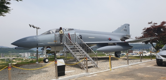 군위군 청사 주차장 한 편에 설치된 F-4D(팬텀) 전투기 (사진=군위군 제공) *재판매 및 DB 금지