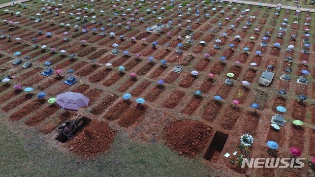 [이키토스(페루)=AP/뉴시스]지난 3월20일 페루 이키토스의 산후안 바우티스타 묘지에서 근로자 한 명이 코로나19로 숨진 사망자를 매장할 무덤을 파고 있다. 페루는 31일(현지시간) 지난해 초 코로나19 대유행 시작 이후 지금까지 코로나19로 인한 사망자 수가 18만764명이라고 밝혀 종전의 6만9342명보다 2배 이상으로 수정 발표했다. 이로써 페루는 인구 대비 코로나19 사망자 비율이 전 세계에서 가장 높은 나라가 됐다. 2021.6.1
