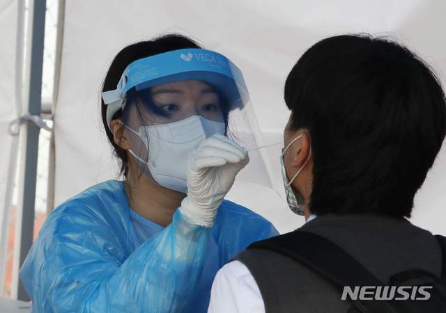 [서울=뉴시스]김형수 기자 = 1일 서울 강북구 강북구민운동장에 마련된 코로나19 임시 선별검사소에서 시민들이 검사를 받고있다. 2021.06.01. kyungwoon59@newsis.com