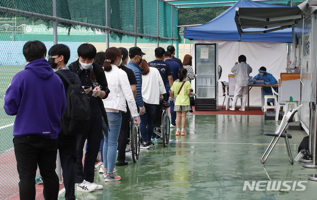 [서울=뉴시스]김형수 기자 = 1일 서울 강북구 강북구민운동장에 마련된 코로나19 임시 선별검사소에 검사를 받으려는 시민들이 줄서 있다. 2021.06.01. kyungwoon59@newsis.com