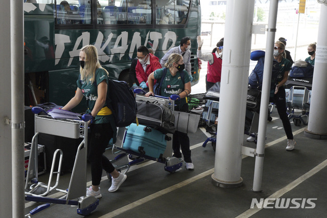 [도쿄=AP/뉴시스]도쿄올림픽에 출전하는 호주 여자 소프트볼 대표팀이 이달 1일 도쿄 나리타 공항에 도착해 버스 정류소로 이동하고 있다. 2021.06.25.