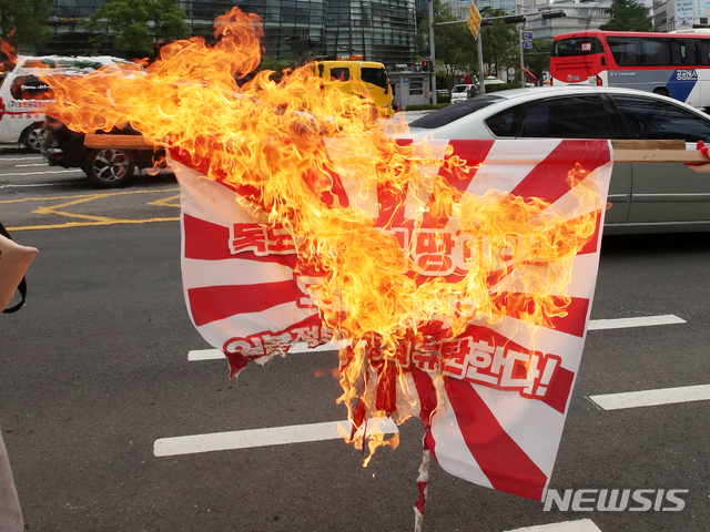 [서울=뉴시스]박주성 기자 = 한국대학생진보연합 회원들이 지난 1일 오후 서울 종로구 주한 일본대사관 건너편에서 독도 영토표기 도쿄올림픽과 후쿠시마 방사능 오염수방류 반대 일본정부 강력 규탄 전범기 화형식을 하고 있다. 2021.06.01. park7691@newsis.com