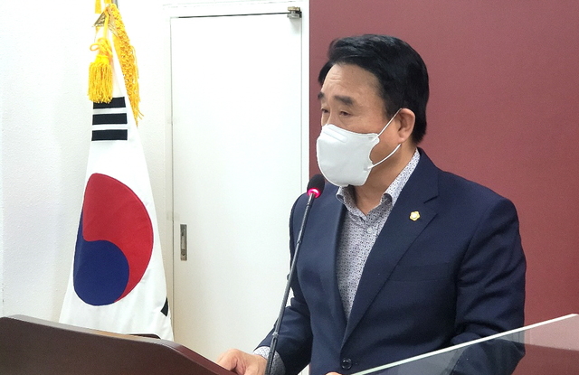 전북 고창군의회 최인규 의장이 기자회견을 하고 있다. *재판매 및 DB 금지
