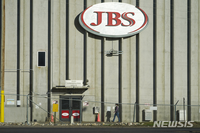 [그릴리( 미 콜로라도주)= AP/뉴시스]미국 콜로라도주 그릴리에 있는JBS 육류가공 공장으로 한 노동자가 출근하고있다. ( 2020년 10월 12일 AP자료사진)   