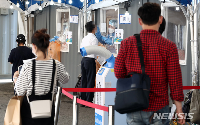 [서울=뉴시스]이영환 기자 = 코로나19 신규 확진자가 엿새만에 600명대로 올라선 2일 오전 서울 중구 서울역광장에 마련된 임시선별검사소에서 시민들이 검사를 받고 있다. 2021.06.02. 20hwan@newsis.com