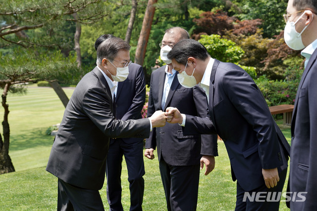 [서울=뉴시스]김진아 기자 = 문재인 대통령이 2일 청와대 상춘재에서 4대 그룹 대표 초청 간담회에 앞서 최태원 SK그룹 회장과 인사를 하고 있다. 2021.06.02. bluesoda@newsis.com