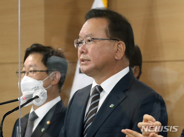 [서울=뉴시스]고승민 기자 = 김부겸 국무총리가 2일 오후 서울 종로구 정부서울청사에서 부동산 투기 조사 및 수사 중간결과 관련 관계부처 합동 브리핑을 하고 있다. (공동취재사진) 2021.06.02. photo@newsis.com