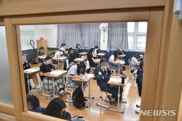 [울산=뉴시스] 배병수 기자 = 3일 오전 울산 중구 학성여자고등학교에서 2022학년도 대학수학능력시험을 앞둔 고3 학생들이 6월 모의평가를 준비하고 있다. 2021.06.03 bbs@newsis.com 