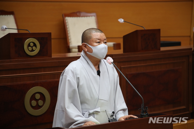 [서울=뉴시스] 해인사 총무국장 진각 스님이 3일 서울 종로구 한국불교역사문화기념관에서 해인사 팔만대장경 사전예약 탐방제 시행에 관련 기자회견을 하고 있다. (사진=대한불교조계종 제공) 2021.06.03. photo@newsis.com