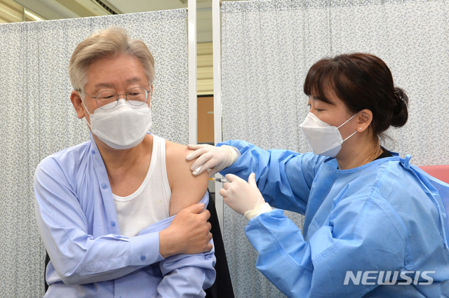 [수원=뉴시스]경기사진공동취재단 = 이재명 경기도지사가 3일 오전 경기도 수원시 팔달구 보건소에서 아스트라제네카(AZ)사의 코로나19 백신 접종을 받고 있다. 2021.06.03.photo@newsis.com