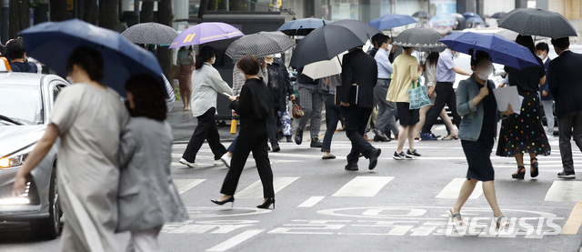 [서울=뉴시스]정병혁 기자 = 전국적으로 비가 내리는 지난 3일 오후 서울 중구 서울시청 인근에서 우산을 쓴 시민들이 발걸음을 옮기고 있다. 기상청은 "오전에 전남과 제주에서 내리던 비가 오후부터 전국적으로 확대될 것"이라고 예보했다. 2021.06.03. jhope@newsis.com