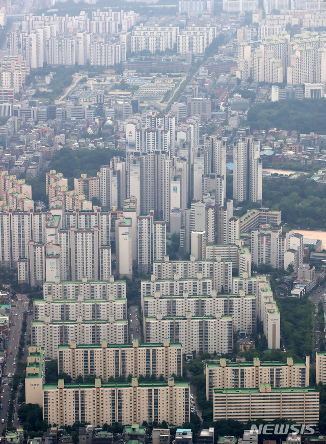 [서울=뉴시스]고범준 기자 = 최근 2년간 집값이 급등하면서 서울 중소형 아파트값이 평균 10억원까지 오른 것으로 나타났다. 중소형 아파트값은 상승률(43.4%) 기준으로 모든 면적 중 가장 크게 뛰었다. 그 다음으로 소형(42.0%), 중형(39.3%), 중대형(37.4%), 대형(25.0%) 등의 순이었다. 이에 서울 아파트값이 급등하고 매물 잠김 현상이 갈수록 심화해 강남 지역의 다세대·연립주택 매매시장이 들썩이고 있다. 사진은 3일 오후 서울 송파구 롯데월드타워 전망대 서울스카이에서 바라본 서울 시내 아파트 단지. 2021.06.03. bjko@newsis.com