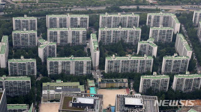 [서울=뉴시스]고범준 기자 = 최근 2년간 집값이 급등하면서 서울 중소형 아파트값이 평균 10억원까지 오른 것으로 나타났다. 중소형 아파트값은 상승률(43.4%) 기준으로 모든 면적 중 가장 크게 뛰었다. 그 다음으로 소형(42.0%), 중형(39.3%), 중대형(37.4%), 대형(25.0%) 등의 순이었다. 이에 서울 아파트값이 급등하고 매물 잠김 현상이 갈수록 심화해 강남 지역의 다세대·연립주택 매매시장이 들썩이고 있다. 사진은 3일 오후 서울 송파구 롯데월드타워 전망대 서울스카이에서 바라본 서울 시내 아파트 단지. 2021.06.03. bjko@newsis.com