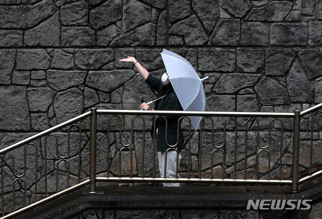 [서울=뉴시스]김병문 기자 = 전국적으로 비가 내리는 3일 오후 서울 종로구 자하문터널 계단에서 한 시민이 우산을 쓰고 있다. 2021.06.03. dadazon@newsis.com