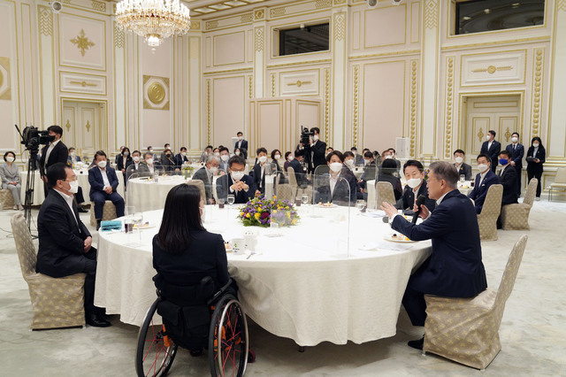 [서울=뉴시스]김진아 기자 = 문재인 대통령이 3일 오전 청와대 영빈관에서 열린 더불어민주당 초선의원 초청 간담회에서 발언을 하고 있다. (사진=청와대 제공) 2021.06.03. photo@newsis.com *재판매 및 DB 금지