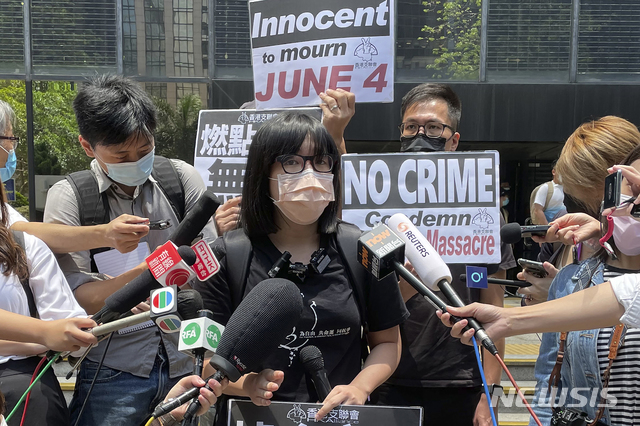 [홍콩=AP/뉴시스] 홍콩 경찰이 톈안먼 민주화운동(6·4) 32주년 촛불집회를 금지하고 4일 오전 집회를 주최해 온 단체인 홍콩시민지원애국민주운동연합회(지련회) 초우항텅(鄒幸彤) 부주석을 체포했다. 지난 5월6일 차오 부주석이 홍콩의 한 법원 밖에서 인터뷰 중인 모습. 2021.06.04