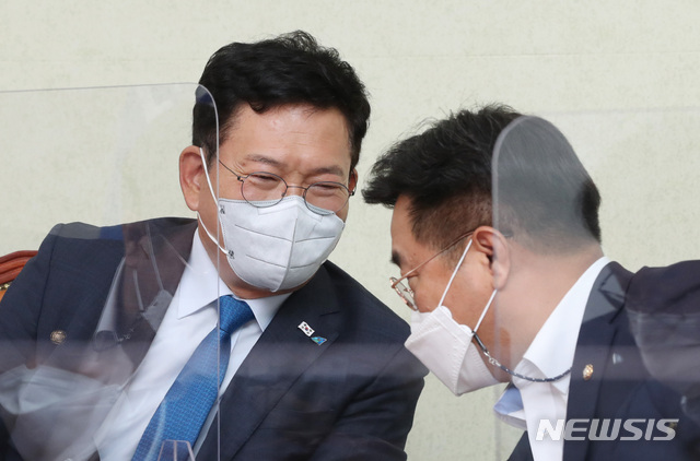 [서울=뉴시스]최동준 기자 = 더불어민주당 송영길 대표, 윤호중 원내대표가 4일 서울 여의도 국회에서 열린 최고위원회의에서 대화하고 있다. (공동취재사진) 2021.06.04. photo@newsis.com