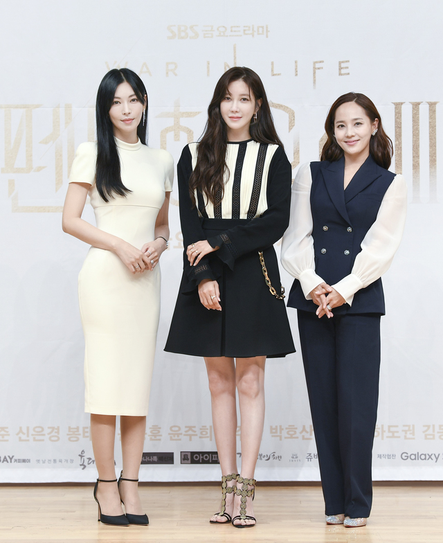 [서울=뉴시스]최진석 기자 = 배우 김소연, 이지아, 유진이 4일 서울 양천구 목동 SBS에서 열린 SBS 드라마 '펜트하우스3' 온라인 제작발표회 참석해 포즈를 취하고 있다. SBS 드라마 '펜트하우스3'는 이날 저녁 첫 방송을 시작한다. (사진=SBS 제공) 2021.06.04. photo@newsis.com *재판매 및 DB 금지