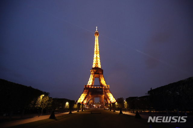[파리=AP/뉴시스] 지난달 25일(현지시간) 촬영한 프랑스 파리 에펠탑 야경. 2021.06.09.