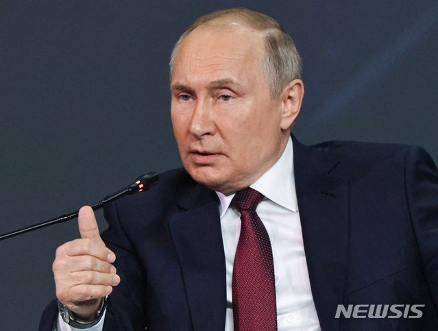 [상트페테르부르크=AP/뉴시스]블라디미르 푸틴 러시아 대통령이 지난 4일 상트페테르부르크에서 국제경제포럼에 참석해 발언하는 모습. 2021.06.12.