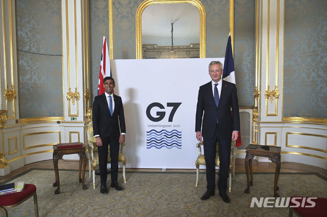 [AP/뉴시스] 올 G7 정상회의 개최국인 영국이 6월 초 재무장관 예비회담을 열었다. 리시 수낙 영 재무장관(왼쪽)이 프랑스의 브뤼노 르메르 재무장관를 맞아 환영식을 하고 있다.