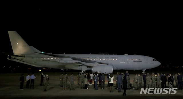 [성남=뉴시스] 사진공동취재단 = 얀센 백신 100만 명 분이 실린 한국 공군 공중급유기 KC-330이 5일 새벽 경기도 성남 서울 공항에 도착하고 있다. 2021.06.05. photo@newsis.com