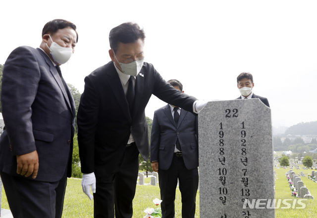 [서울=뉴시스] 고승민 기자 = 송영길 더불어민주당 대표가 현충일을 하루 앞둔 5일 국립서울현충원에서 안병하 경찰국장의 묘역을 참배하고 있다. 2021.06.05. kkssmm99@newsis.com