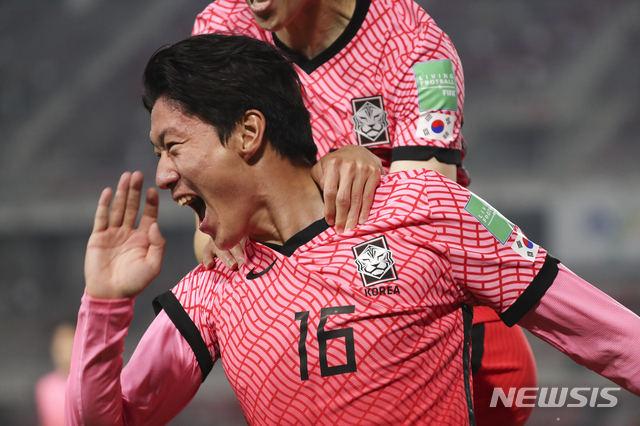 [고양=뉴시스]최진석 기자 = 5일 오후 경기 고양종합운동장에서 열린 '2022년 FIFA 월드컵 아시아 지역 2차 예선' 대한민국과 투르크메니스탄의 경기, 황의조가 골을 넣은 뒤 기뻐하고 있다. 2021.06.05. myjs@newsis.com