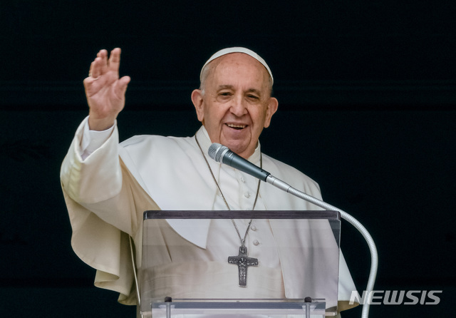 [바티칸=AP/뉴시스] 지난 6월 프란치스코 교황이 일요일 정례 정오 미사에 참석한 신자들을 향해 손을 흔들고 있다. 앞서 프란치스코 교황은 '동성시민결합법'을 찬성하며 성적 지향성을 근거로 차별받아서는 안 된다고 밝힌 바 있다. 2021.10.28.