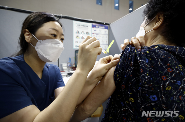 [서울=뉴시스]정병혁 기자 = 지난 7일 오전 서울 동작구 사당종합체육관에 마련된 예방접종센터를 찾은 어르신들이 백신 접종을 받고 있다. jhope@newsis.com