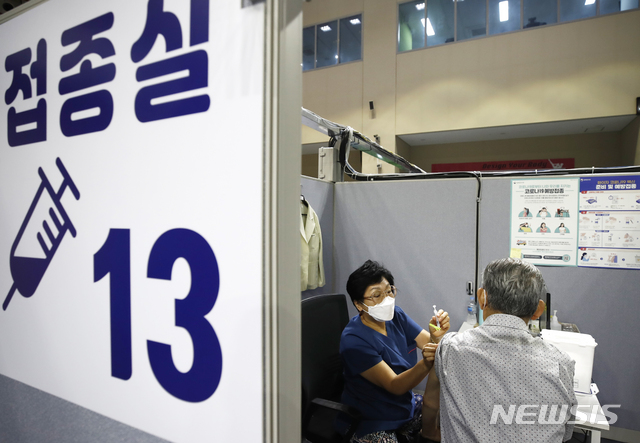 [서울=뉴시스]정병혁 기자 = 7일 오전 서울 동작구 사당종합체육관에 마련된 예방접종센터를 찾은 어르신들이 백신 접종을 받고 있다. jhope@newsis.com