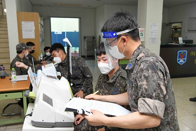 [서울=뉴시스]30세 미만 군 장병에 대한 코로나19 백신 접종이 시작된 6월7일 공군 제18전투비행단 내 체육관에 마련된 예방접종센터에서 군 장병이 코로나19 화이자 백신 접종을 앞두고 혈압 체크를 하고 있다. (사진=국방부 제공) 사진은 기사 내용과 관계없음. 2021.08.08. photo@newsis.com *재판매 및 DB 금지