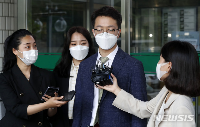 [서울=뉴시스]홍효식 기자 = '한강 대학생 사건' 친구 A씨 측 법률대리인인 법무법인 원앤파트너스 이은수(왼쪽에서 세번째), 김규리(왼쪽에서 두번째) 변호사가 지난 7일 오후 서울 서초구 서초경찰서에서 유튜브 종이의 TV에 대한 고소장을 접수한 뒤 취재진 질문에 답하고 있다. 2021.06.07. yesphoto@newsis.com