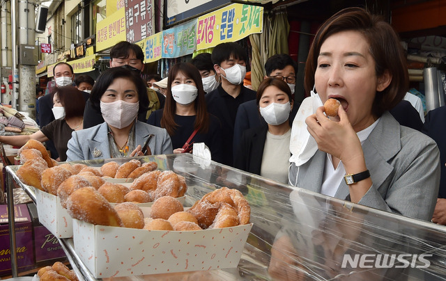 [대구=뉴시스]이무열 기자 = 나경원 국민의힘 당 대표 후보가 9일 오전 대구 중구 서문시장에서 도넛을 맛보고 있다. 2021.06.09. lmy@newsis.com