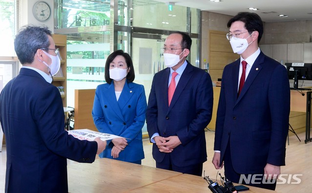 [서울=뉴시스]국회사진기자단 = 국민의힘 추경호 원내수석부대표, 강민국 원내대변인, 전주혜 원내대변인이 9일 서울 종로구 감사원에 국민의힘 국회의원 부동산 투기 전수조사를 의뢰하고 있다. 2021.06.09. photo@newsis.com