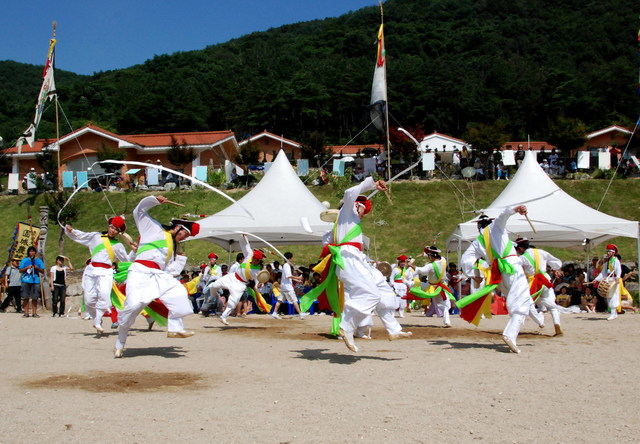 [산청=뉴시스] 진주삼천포농악 덧배기 백구놀이. *재판매 및 DB 금지